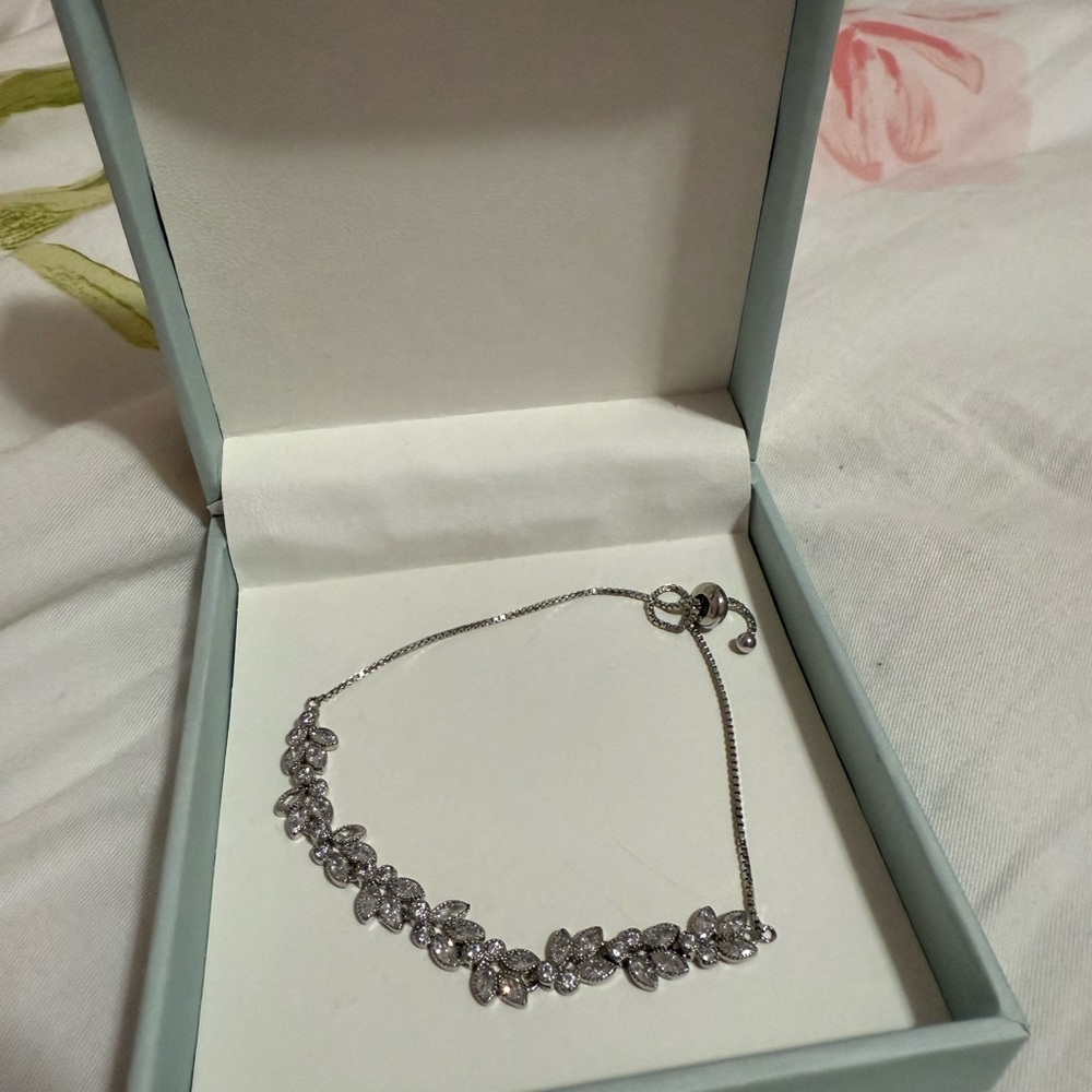 Elegant Silver Leaf bracelet
